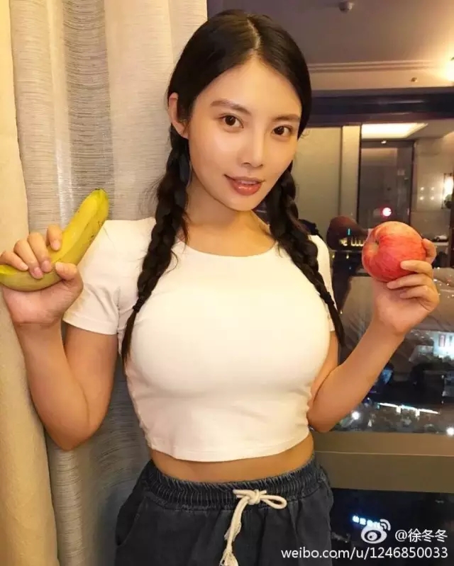 花边酥胸蛮腰大长腿大嫂又秀完美身材图