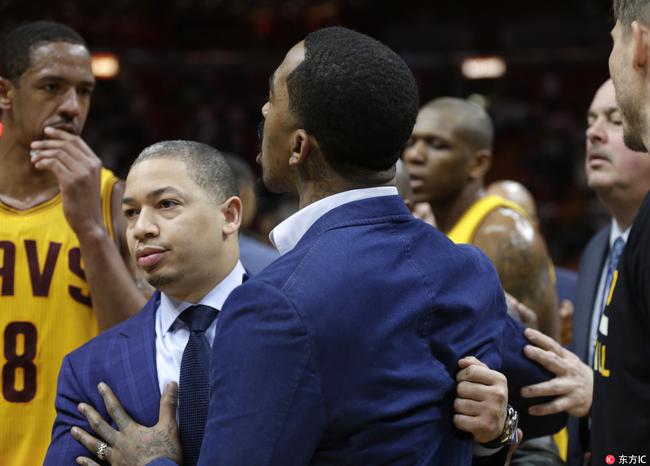 JR坐场边也不闲着