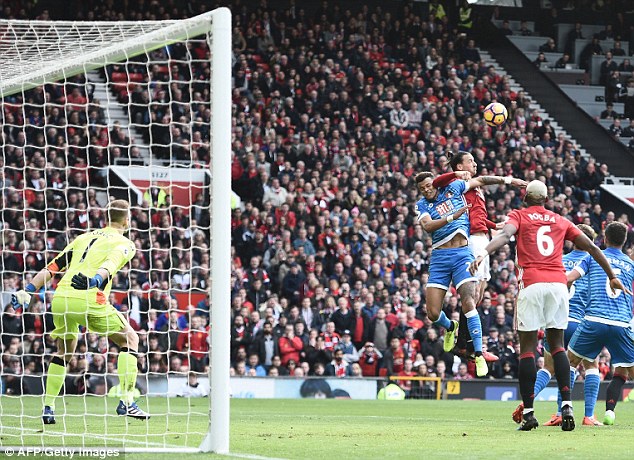 伊布肘击明斯的瞬间