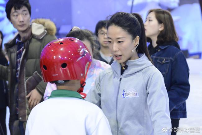 《跨界冰雪王》开学第一堂体育课 申雪上冰指导