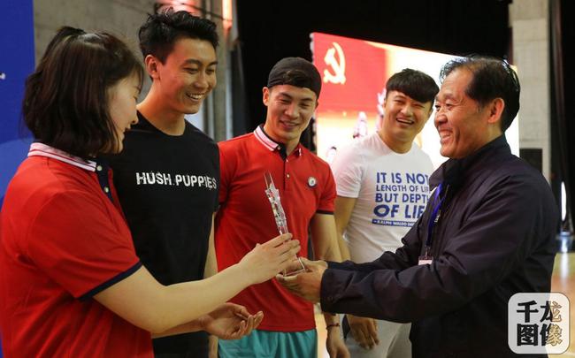 北京体育基金会理事长苑振洲为获奖选手颁奖