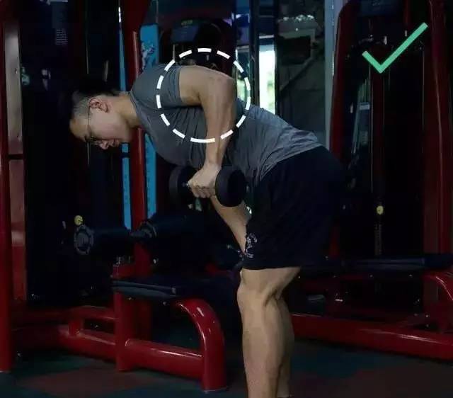 一,练臂——哑铃俯身臂屈伸 这个动作是为了紧致手臂的肌肉,正确做法