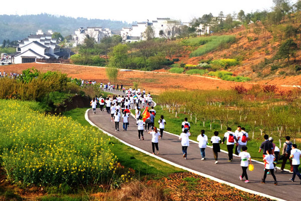 他退休17年来几乎跑遍全中国的马拉松，被称为“铁老汉”。