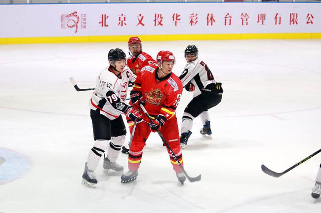 中国龙之队出战冰球联赛