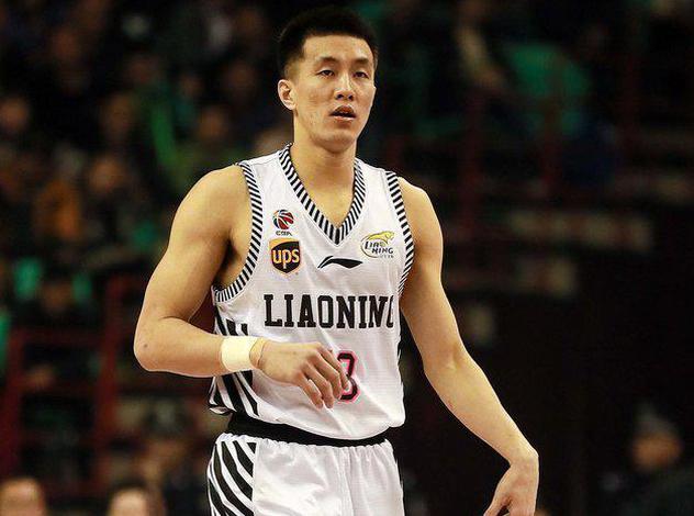 郭艾伦在半决赛第三场中大腿拉伤