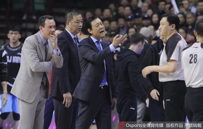 新疆主帅李秋平向裁判表达不满