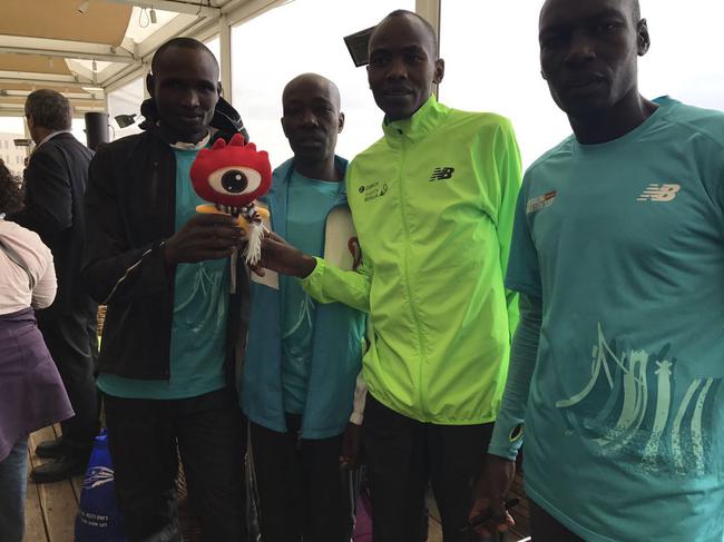 选手们拿着小浪