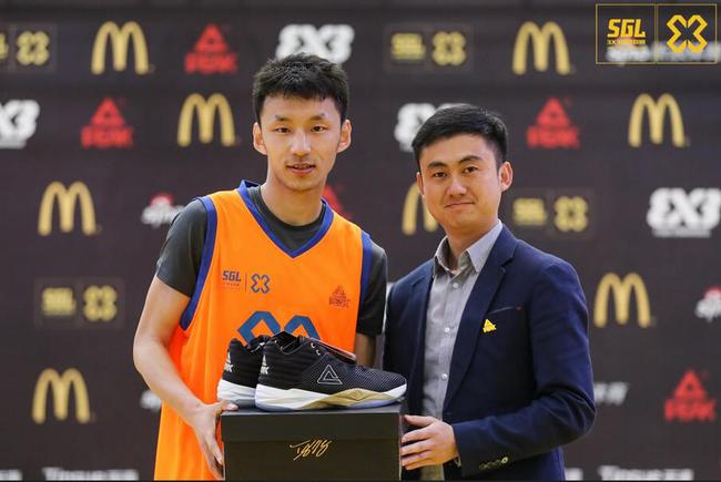 匹克体育品牌副总监林小雄为球员颁奖