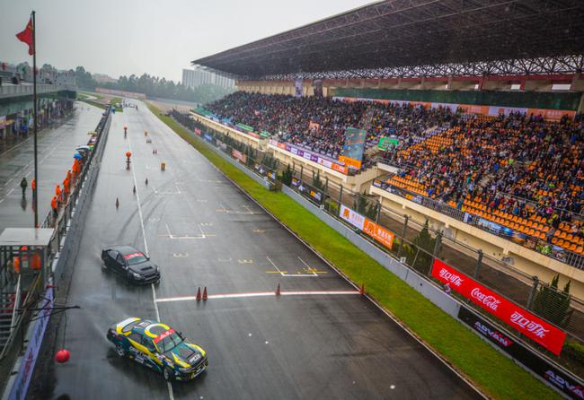 泛珠赛道英雄-飘追逐赛 澳大利亚车手雨中夺冠