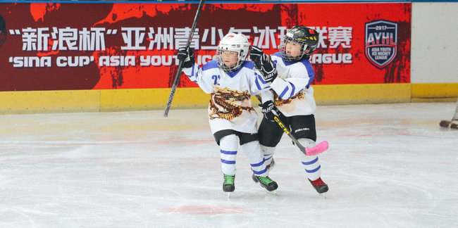 大连腾龙队陈睿（右）、温知行