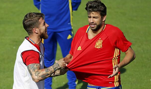 拉莫斯:与皮克平时相杀现在相爱皇马v巴萨有病_手机新浪网