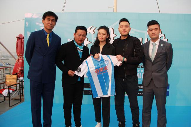 球队创始人周亮与主帅成亮和到会嘉宾合影