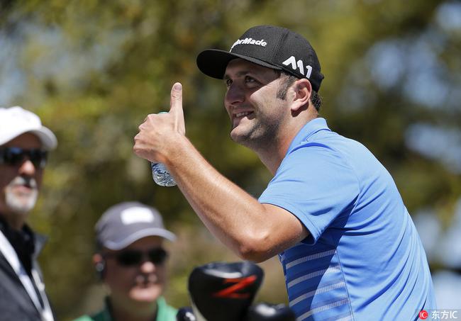 拉姆为自己竖大拇指