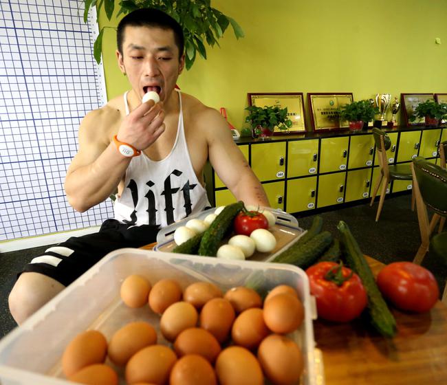 西安健美运动员一天40颗鸡蛋世人尊称西北王