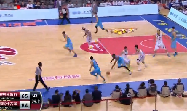 周湛东对亚当斯下黑脚