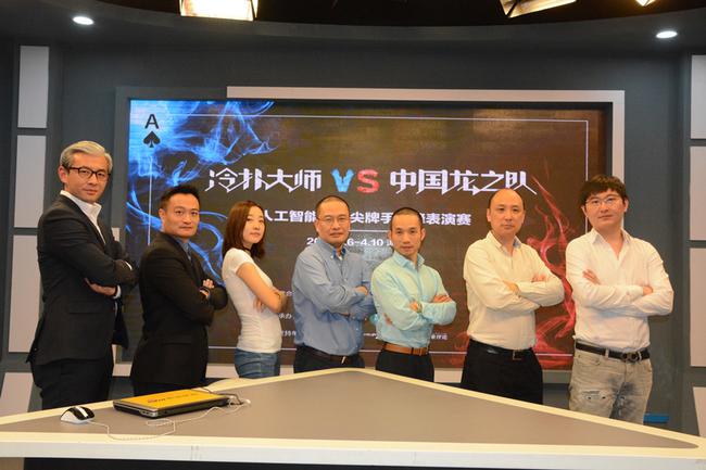 龙之队队员和主持人司文合影