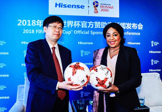 海信总裁刘洪新与国际足联秘书长法蒂玛•萨穆拉交换礼物