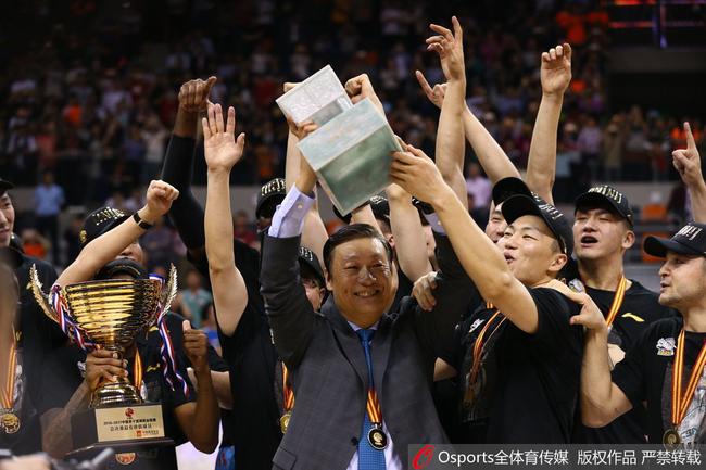 曾经带领上海队夺冠的的李秋平，本赛季带领新疆队夺得冠军。