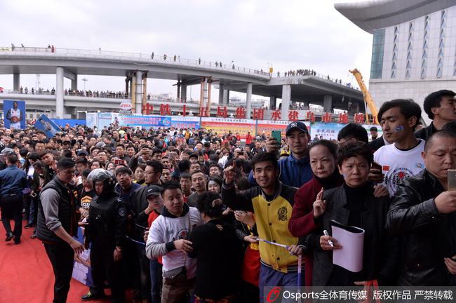 球迷们挤在机场出口等待新疆男篮队员们走出