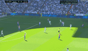 皇马逼抢，导致马竞后场传球失误