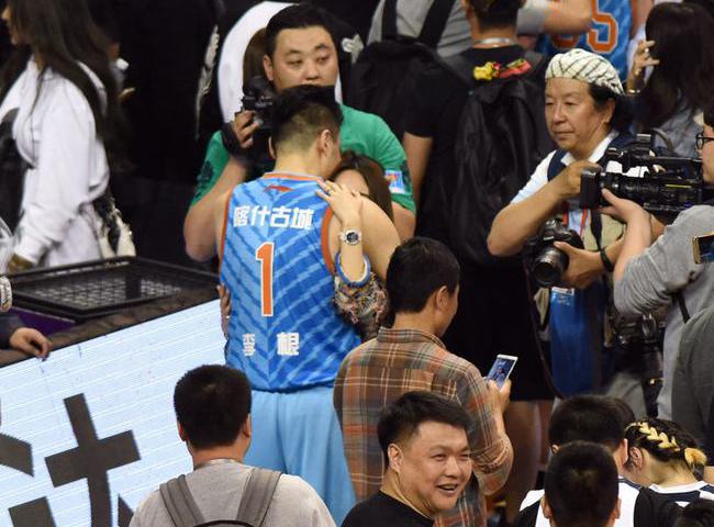 李根赛后与妻子拥抱