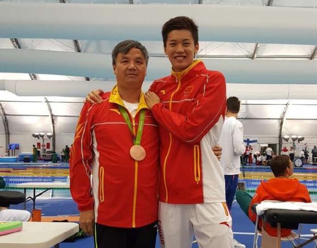 里约奥运会时，朱志根与汪顺合影
