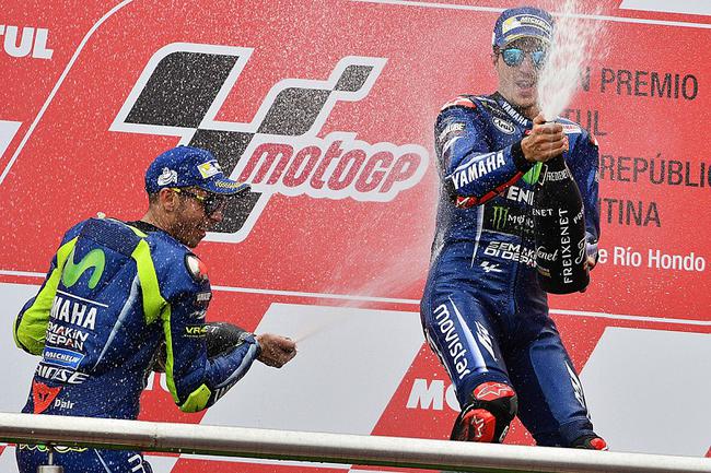 维纳莱斯与罗西庆祝胜利