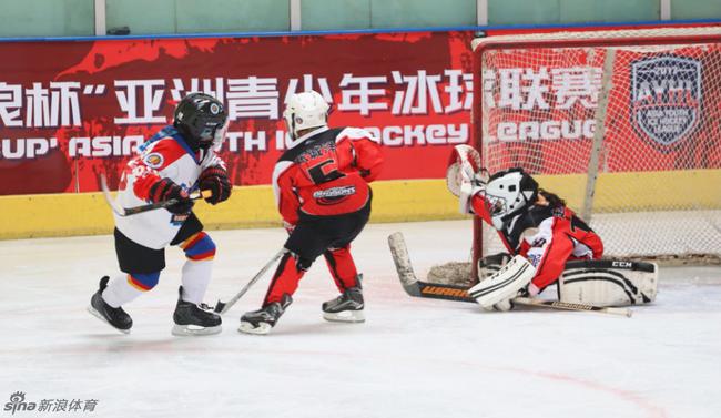 冰球小将在比赛中