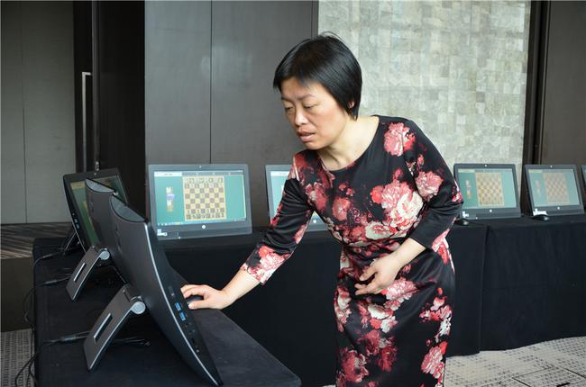 棋后谢军出战网络车轮战赞线上对弈快捷效率高