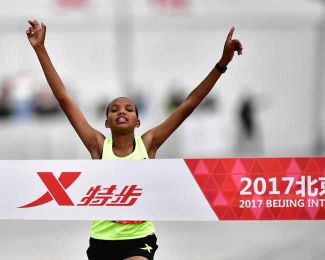 北京半程马拉松女子组冠军冲线