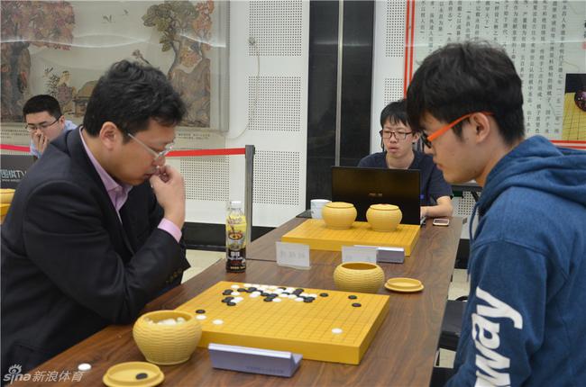 业余天王胡煜清不敌小将关欣