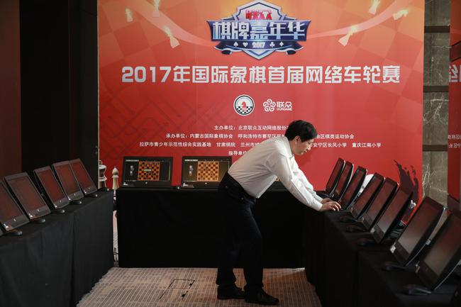 徐俊老师在比赛中
