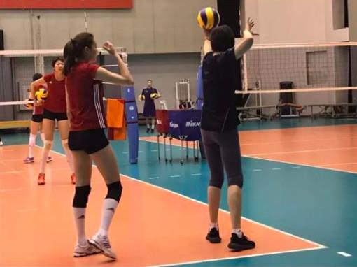 郎平指点秦思宇