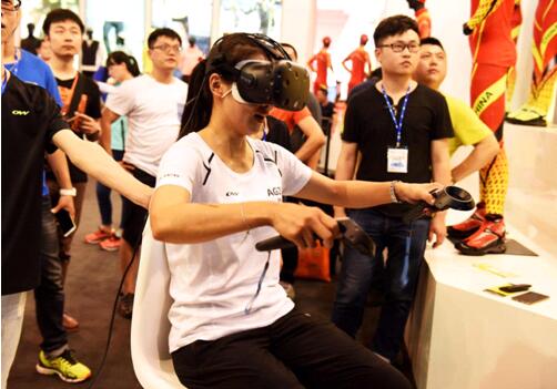 满丹丹、臧汝心体验VR滑雪比拼