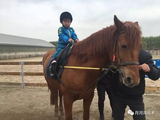 孩子学骑马