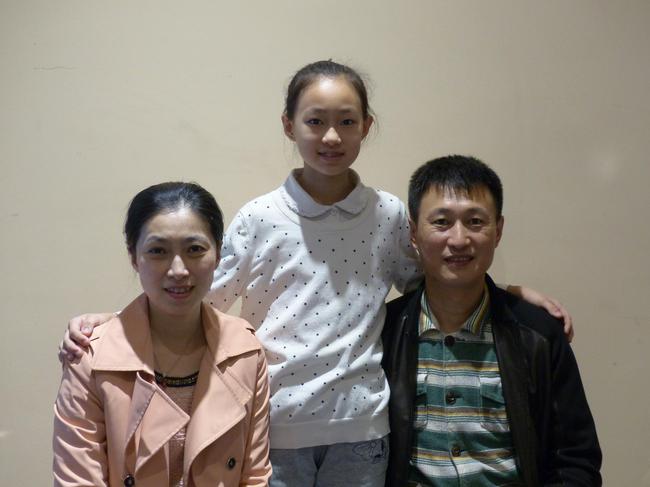 哈尔滨勇士队队员陈思汛和父母