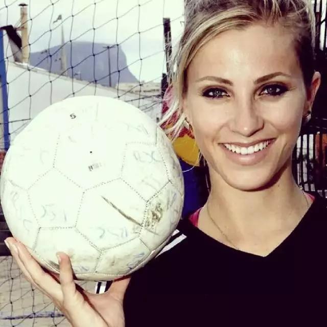 在足球王国,这样的美女裁判不在少数,最著名的要属费尔南达-科伦坡-乌