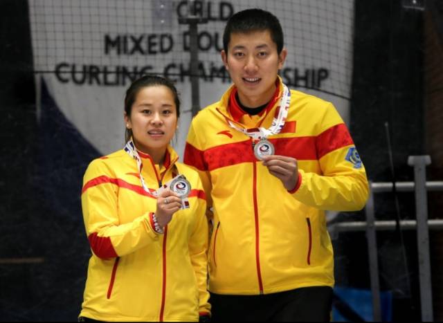 王芮和巴德鑫获得2016混双世锦赛银牌