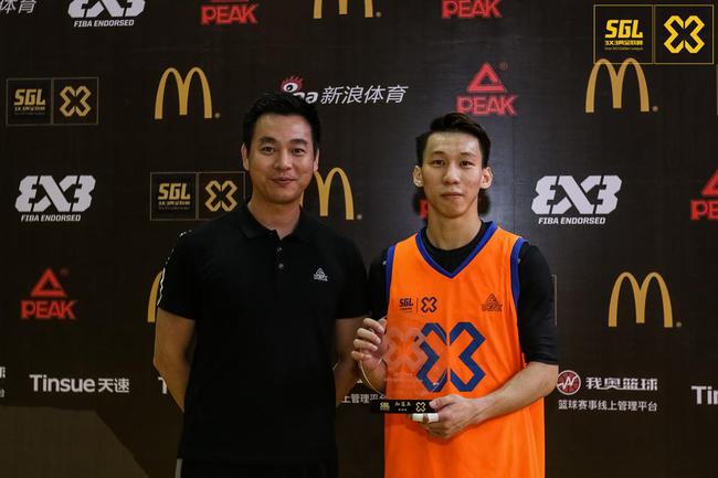 扣篮王钟显超(右1)
