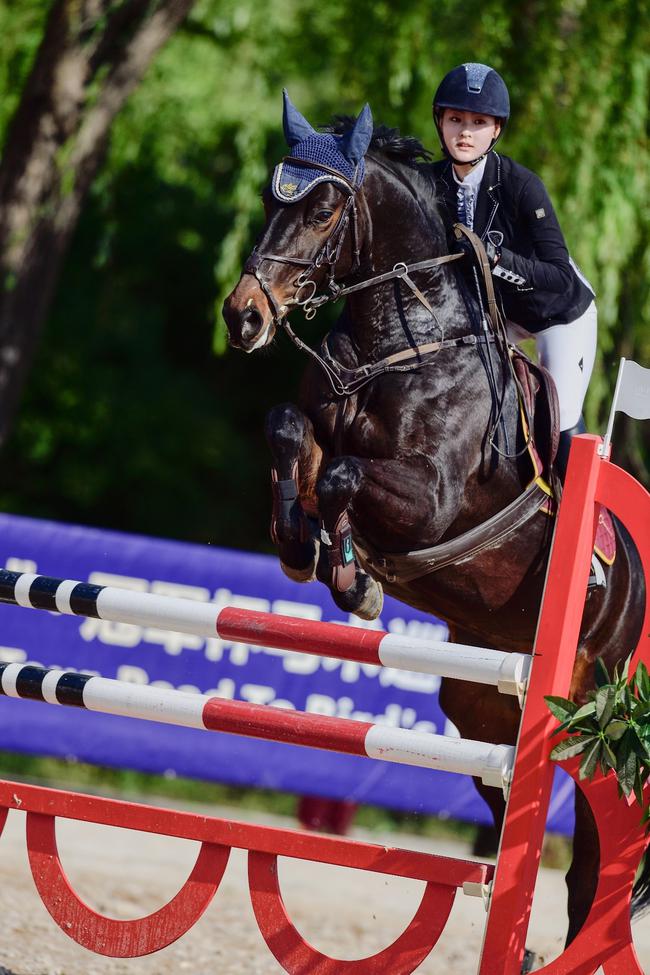 焦玉娇姣好的面容,自信的笑容,精湛的骑术,赢得观众的阵阵掌声.