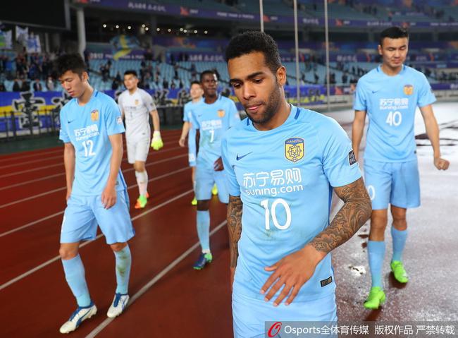 苏宁球员沮丧离场