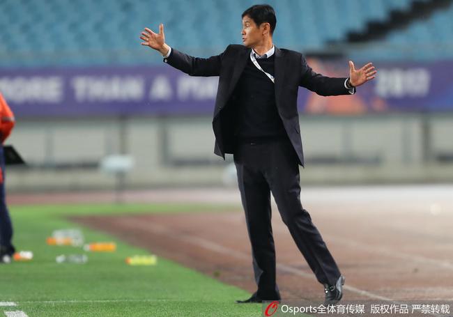 崔龙洙指挥比赛