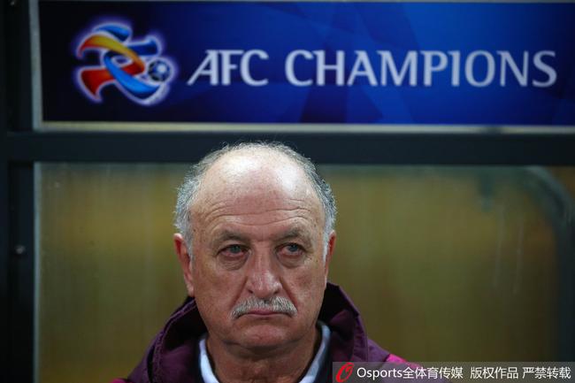 斯科拉里在场边