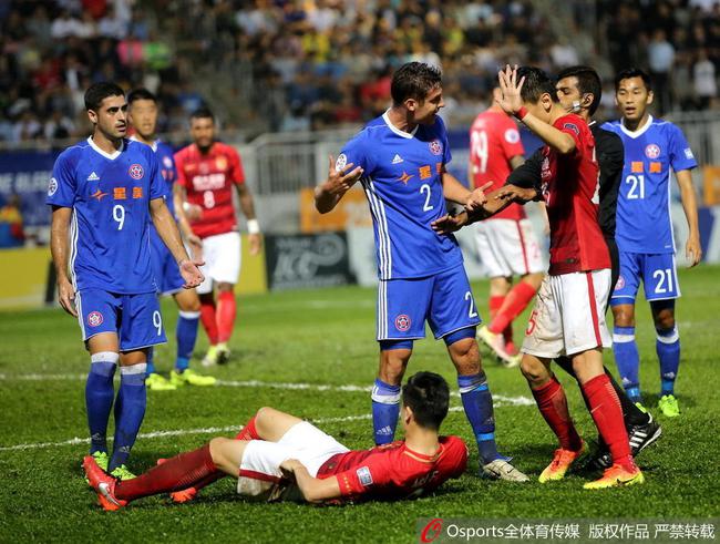恒大球员倒地
