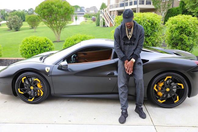 22岁新星开启炫富模式戴四条大金链开法拉利