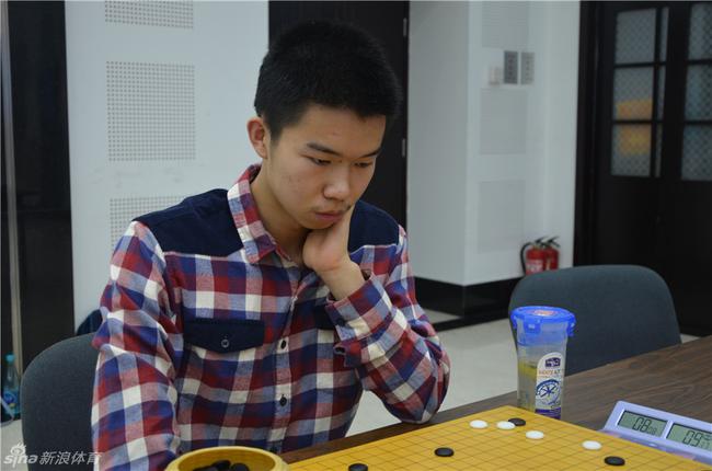 围甲赛后胡跃峰为记者讲解得失辜梓豪包袱太重