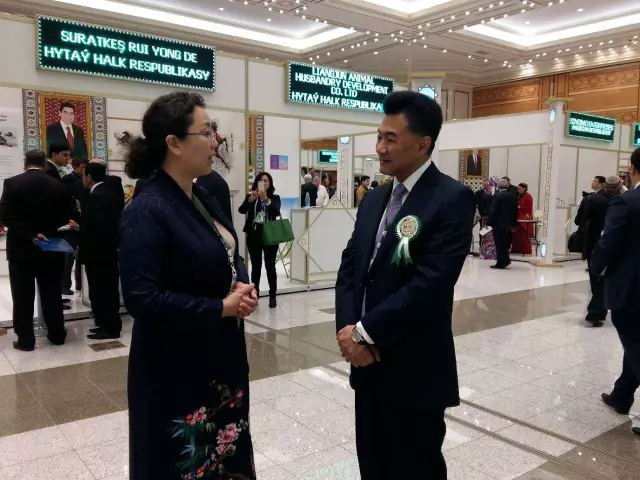 中国马业协会副秘书长  张目（左）  中国驻土库曼斯坦大使  孙炜东（右）