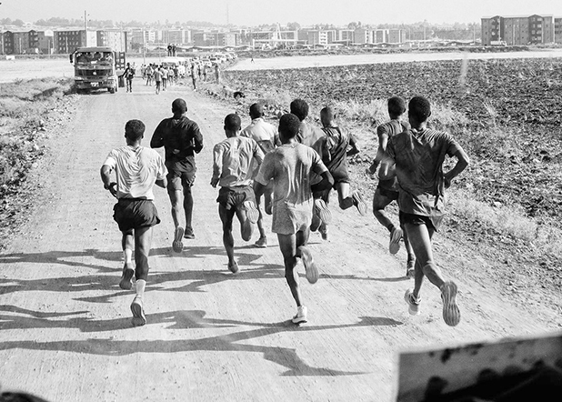 德西萨和团队在埃塞俄比亚进行跑步训练