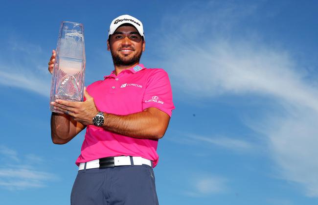 简森-戴伊捧起2016年球员锦标赛冠军奖杯(richard heathcote/getty