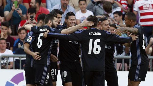 全队庆祝J罗的进球